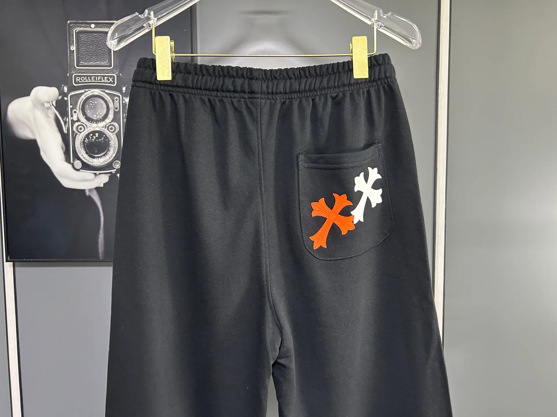 P220 Chrome Hearts 25 new colorful cross-mark loose straight trousers 2025 autumn and winter new embroidered elastic band casual trousers, customized fabrics at the counter. Made of 400g high-version terry fabric, with high breathability and comfort, impeccable details, no pilling and no deformation, brand element design concept, reflecting high quality. It feels delicate and soft! It presents casual tailoring, the same style for men and women, and the upper body shape is awesome! Size: S M L XL Color: Gray